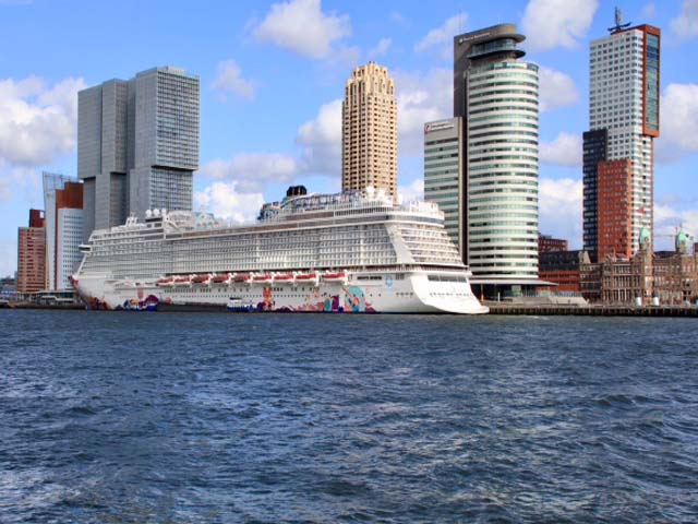 Cruiseschip ms World Dream van Dream Cruises aan de Cruise Terminal Rotterdam